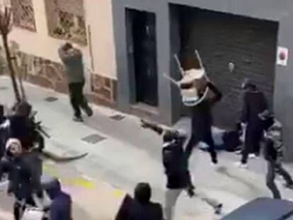 En foto, momento de la agresión a uno de los aficionados del Espanyol. En vídeo, altercados en Cornellá y Valencia.