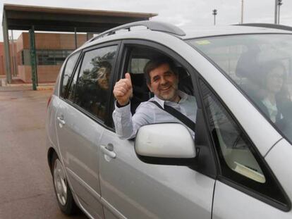En foto, Jordi Sánchez, a la salida de la prisión de Lledoners por su permiso. En vídeo, momento en el que Jordi Sánchez sale de prisión.