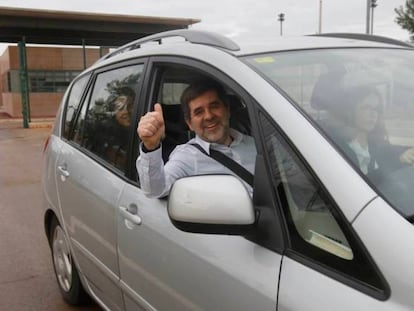 En foto, Jordi Sánchez, a la salida de la prisión de Lledoners por su permiso. En vídeo, momento en el que Jordi Sánchez sale de prisión.