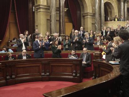 En la foto, parlamentarios de JxCat aplauden a Torra mientras los de ERC, incluido el vicepresidente aragonés, permanecen sentados. En vídeo, la jornada en el Parlament.