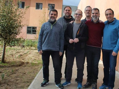 Desde la izquierda, los dirigentes independentistas encarcelados por el 'procés' Jordi Sànchez, Oriol Junqueras, Jordi Turull, Joaquim Form, Jordi Cuixart, Josep Rull y Raül Romeva, en una imagen tomada en la prisión de Lledoners en diciembre de 2018. En vídeo, los dirigentes encarcelados salen de Lledoners para declarar en el Parlament.