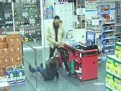 En vídeo, grabación de la cámara de seguridad del supermercado que muestra el enfrentamiento entre el atracador y la mujer.