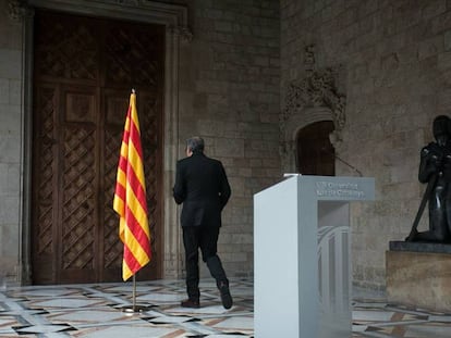 El 'president' de la Generalitat, Quim Torra, tras su declaración institucional en el Palau. En vídeo, Torra anuncia que convocará elecciones, sin concretar la fecha.