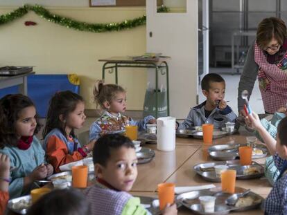 Un grupo de niños come en el comedor de la escuela rural de Organyà.