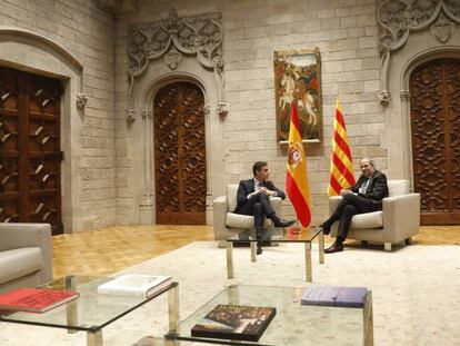 Pedro Sanchez y Quim Torra en el Palau de la Generalitat, este jueves. En vídeo, Pedro Sánchez propone a Quim Torra iniciar la mesa de diálogo entre gobiernos este mismo mes de febrero.