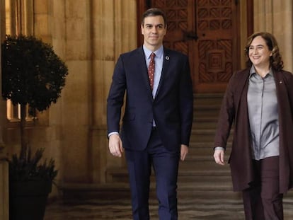 Pedro Sánchez y Ada Colau, en el Ayuntamiento de Barcelona, este viernes. En vídeo, declaraciones de ambos tras su reunión.