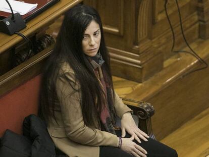 En foto, Rosa Peral, durante el juicio en la Audiencia de Barcelona. En vídeo, fragmentos del juicio por el crimen de la Guardia Urbana.