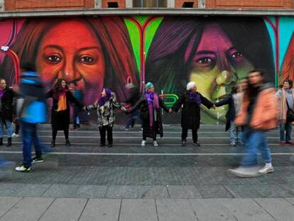 En foto, cadena feminista de este sábado a su paso por Gran Vía, en Madrid. En vídeo, imágenes de la cadena humana que se ha celebrado en Madrid para reivindicar el papel de la mujer.
