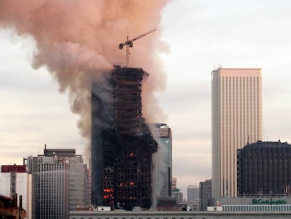 Columna de humo y llamas en el edificio Windsor, el 13 de febrero de 2005. En vídeo, se cumplen 15 años del incendio del rascacielos madrileño.