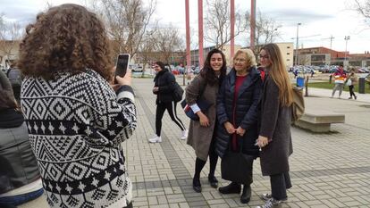 Manuela Carmena se fotografía con unas estudiantes de la Universidad de Salamanca, este martes. En vídeo, declaraciones de Carmena durante su entrevista en el programa de Antonio Miguel Carmona.