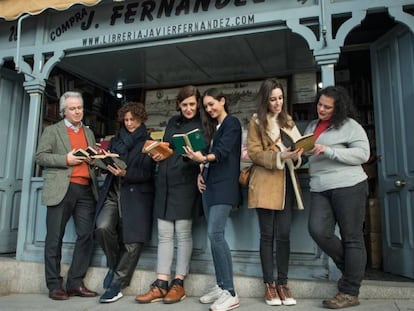 Pío Caro-Baroja, junto a las fundadoras de la asociación. De izquierda a derecha: Julia Vera, Lara Sánchez, Jessica Martín, Andrea Reyes y Carolina Méndez delante de una caseta en la Cuesta de Moyano. En vídeo, la campaña "Soy de la Cuesta".