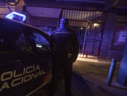 El policía nacional E., en el número 50 de la calle de Francisco Navacerrada, donde detuvieron al supuesto caníbal. En vídeo, uno de los agentes que participaron en el arresto habla por primera vez.