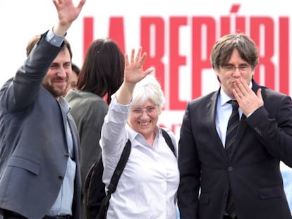 Desde la izquierda, Antoni Comín, Clara Ponsatí y Carles Puigdemont, este sábado. En vídeo, imágenes de Puigdemont y Torra en Perpiñán.