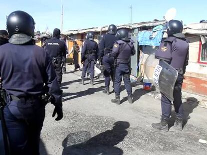 Policía desplegada en el poblado chabolista.
