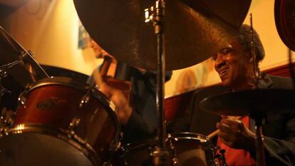Alberto Sanz, Javier Colina y Al Foster en el Café Central, el local de jazz más emblemático de Madrid.