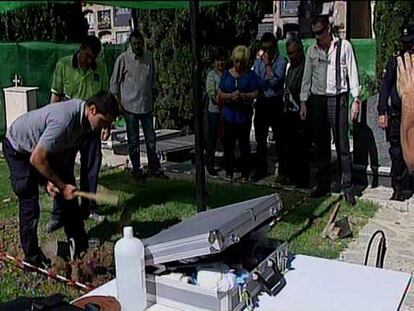 Hallados restos de un supuesto niño robado en el cementerio de Alicante
