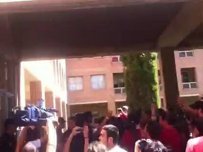 Estudiantes en huelga ante la Consejería de Educación.