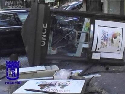 Un coche se empotra contra un quiosco de la ONCE en el paseo de Extremadura