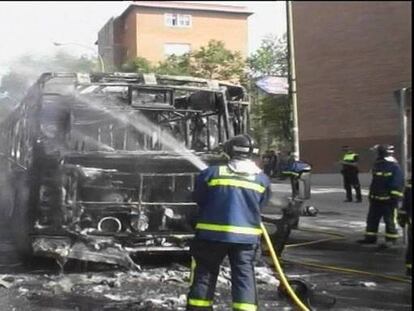Arde un autobús de la EMT tras recalentarse el motor