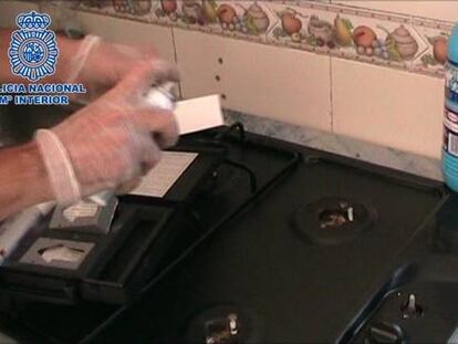 Fusiles y pistolas escondidos en la habitación de los niños