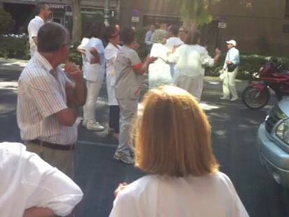 Protesta de los trabajadores del centro de salud de Guillem de Castro en Valencia.