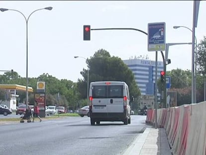 Los radares en los semáforos de Sevilla identifican a 300 infractores al día