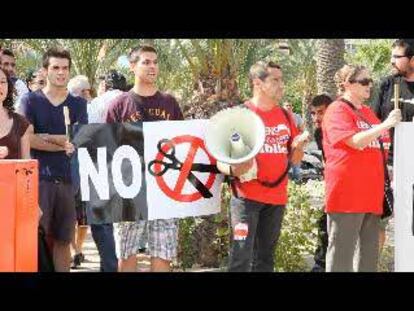 Grupos de manifestantes reciben al presidente de la Generalitat con gritos y abucheos en la apertura oficial del curso académico en la Universidad Miguel Hernández de Elche.