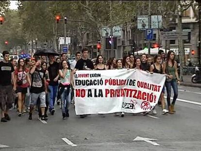 Miles de universitarios protestan en Barcelona por el aumento de las tasas
