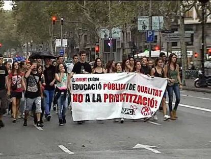 Miles de universitarios protestan en Barcelona por el aumento de las tasas