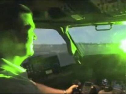 Denunciado un hombre por deslumbrar a los pilotos que volaban a Málaga