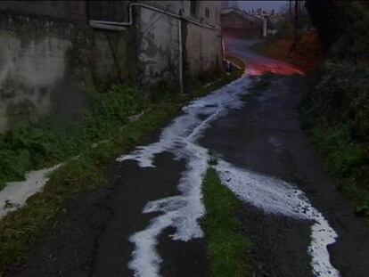 Los productores vacían una cisterna asturiana en la rotonda de Teixeiro
