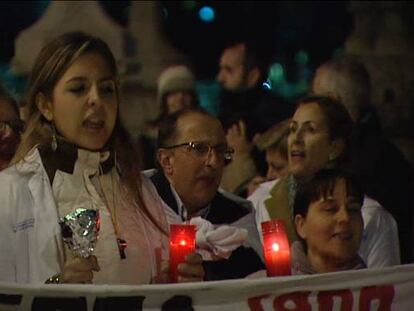 Los médicos madrileños, en huelga indefinida de lunes a jueves, continuaron anoche su reivindicación con encierros en cerca de 200 centros de salud de toda la región y vigilias con velas.