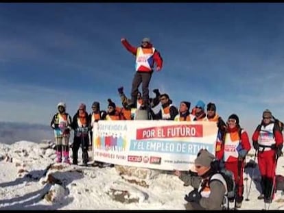 Los trabajadores de Telemadrid han llevado su lucha a las montañas madrileñas. Para decir 'no' a los despidos "alto y claro", han ascendido a la cumbre de Peñalara.