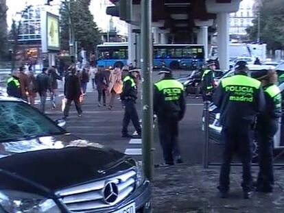 Dos peatones heridos al invadir un coche la acera de La Castellana