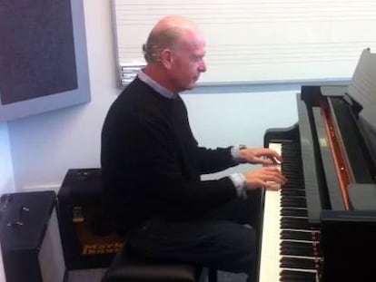 Robert Kraft, en la sede valenciana de Berklee, interpretando su pieza 'Jump for Miles'