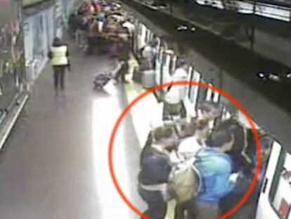 Las cámaras del metro graban a las cinco entrando por los tornos de esta estación. Luego, una de ellas, con sudadera, hace tapón entre la víctima y la otra delincuente para robar. Más adelante, se ve cómo se cambian de vagón tras sustraer algo.