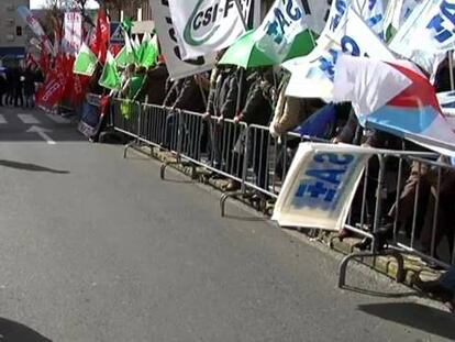 Varios centenares de personas protestan ante la Cámara contra los recortes