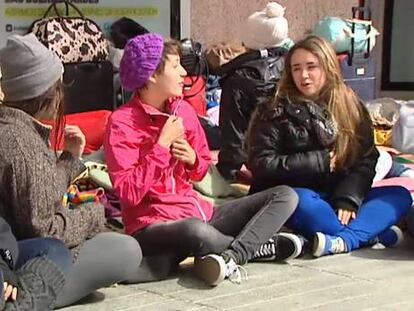 Las ‘believers’ acampan ante el Palacio de los Deportes