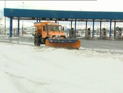 Tres horas de caos en la AP-6 por la nevada en la sierra