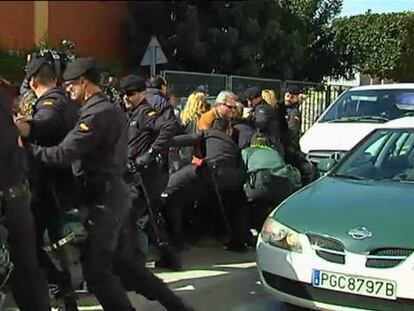Forcejeo este martes entre policías y familiares y amigos de Isabel Monrós para evitar la entrega de los niños.