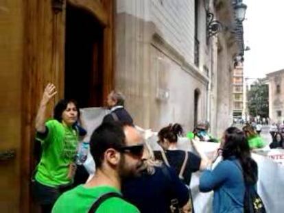 Participantes en la protesta de interinos entran en la Consejería de Administraciones Públicas.