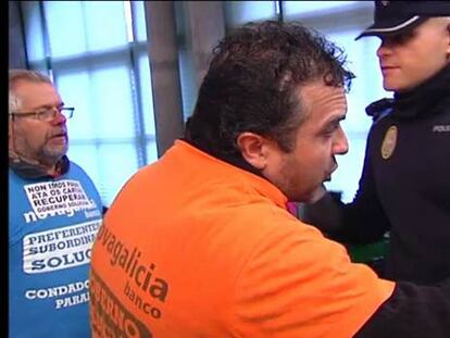 La policía echa a los afectados encerrados en el Ayuntamiento de Tui