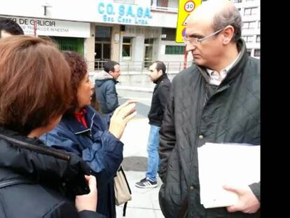 Un diputado del PP debate en la calle con afectados por la hipoteca tras un escrache