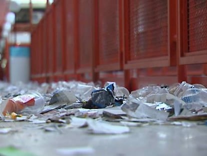 La Complutense, llena de basura en el quinto día de huelga de limpieza