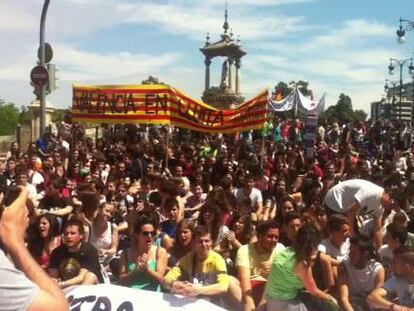 Manifestación de estudiantes en Valencia a su paso por el puente del Real