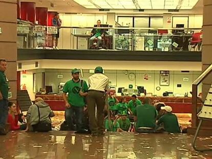 Decenas de miembros de la PAH ocupan la sede del Banco Popular