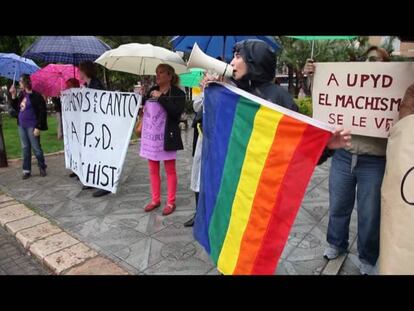 Protesta contra Cantó a las puertas del Museo Arqueológico de Alicante.