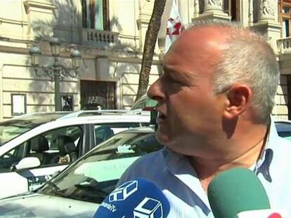 Los taxis colapsan el centro de Valencia para reclamar una regulación horaria