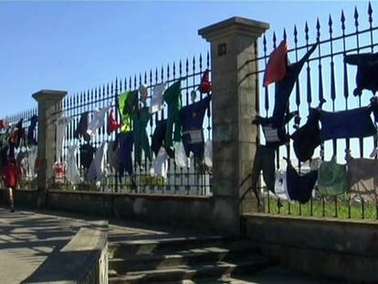 Cientos de personas cuelgan ropa de la verja de Navantia en defensa del naval