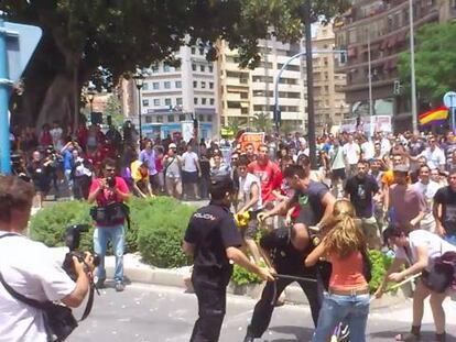 Enfrentamiento entre policías y manifestantes en la inauguración del AVE a Alicante.